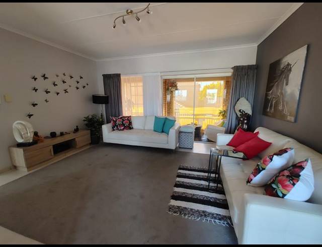 2 BEDROOM TOWNHOUSE FOR SALE IN SONNEVELD